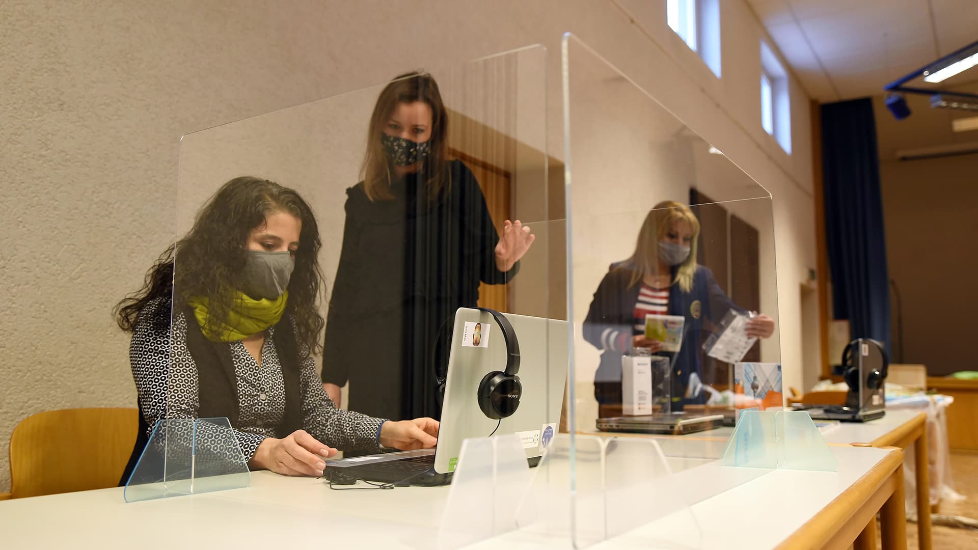 Computerarbeitsplätze in einem Gemeindesaal in Ehrenfeld für Schüler.