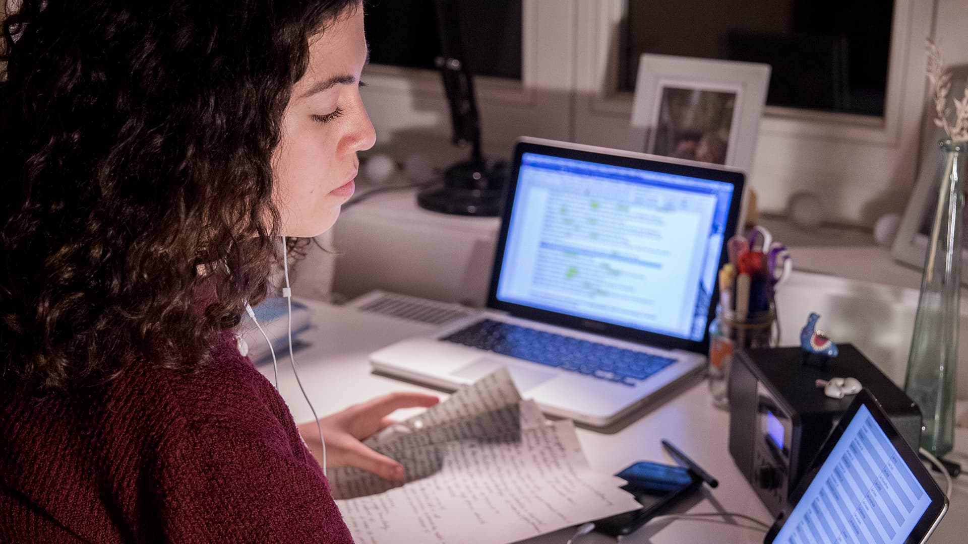 Die Kölner Schülerin Nya Freywald beim Unterricht zu Hause.